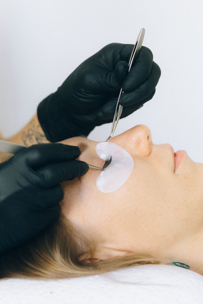 Wimpern- und Augenbrauenbehandlung