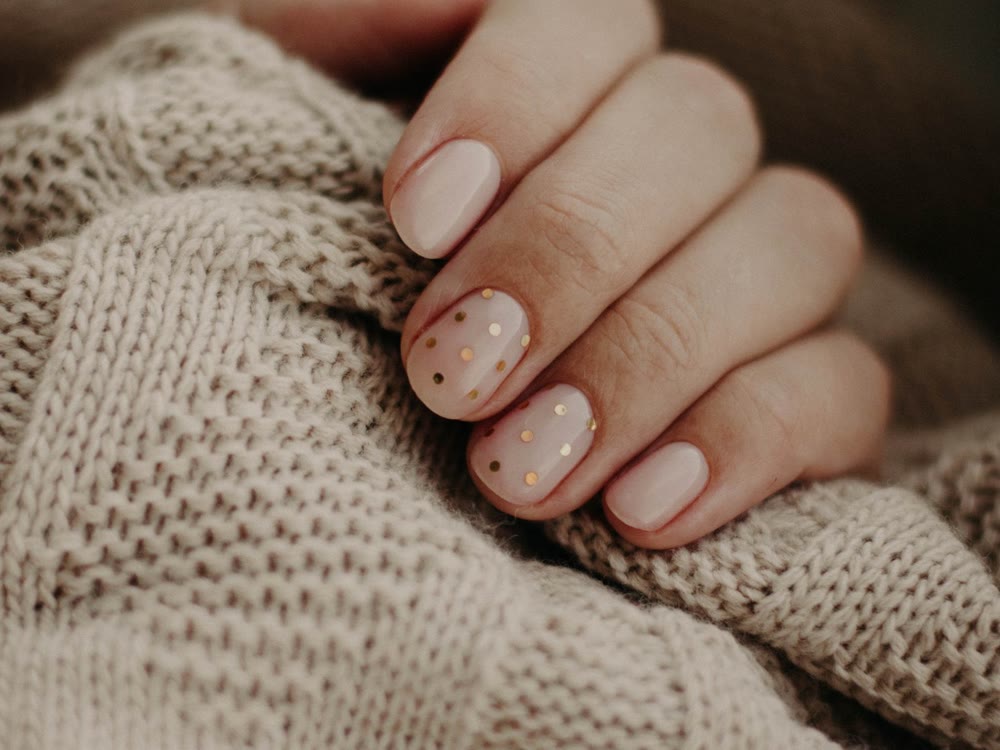 Zarte nude Nägel mit feinem Detail