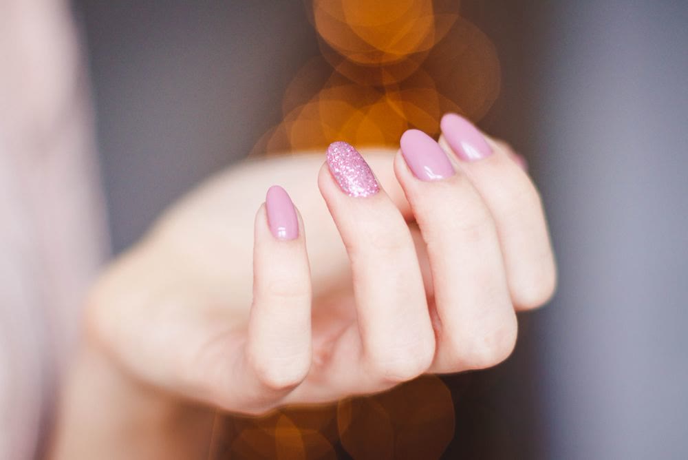 Blush lackierte Nägel in weichem Licht