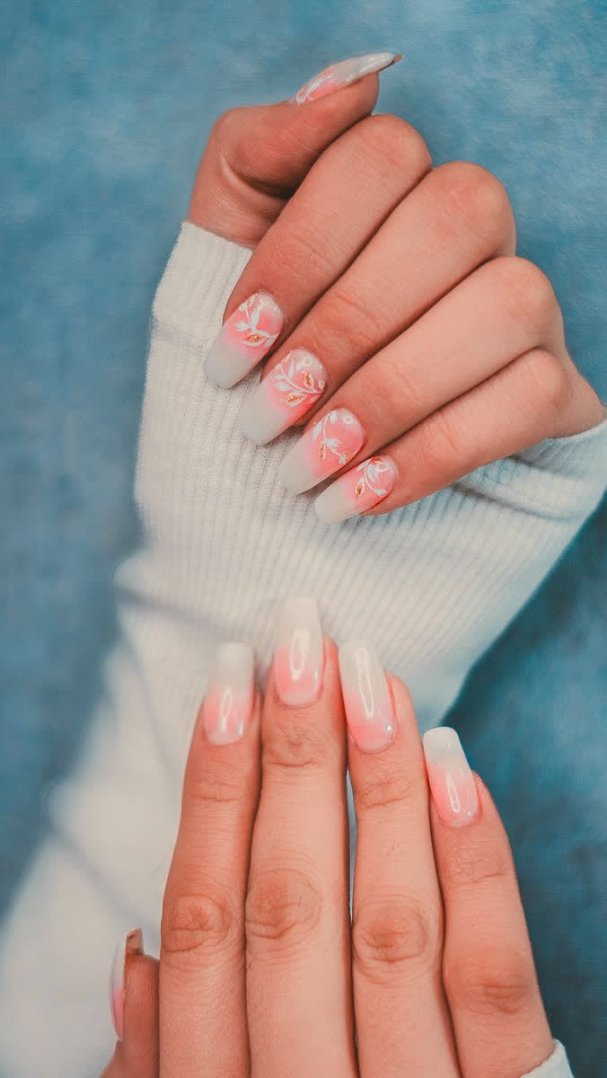 Zarte Nägel mit feinen Linien in Blush