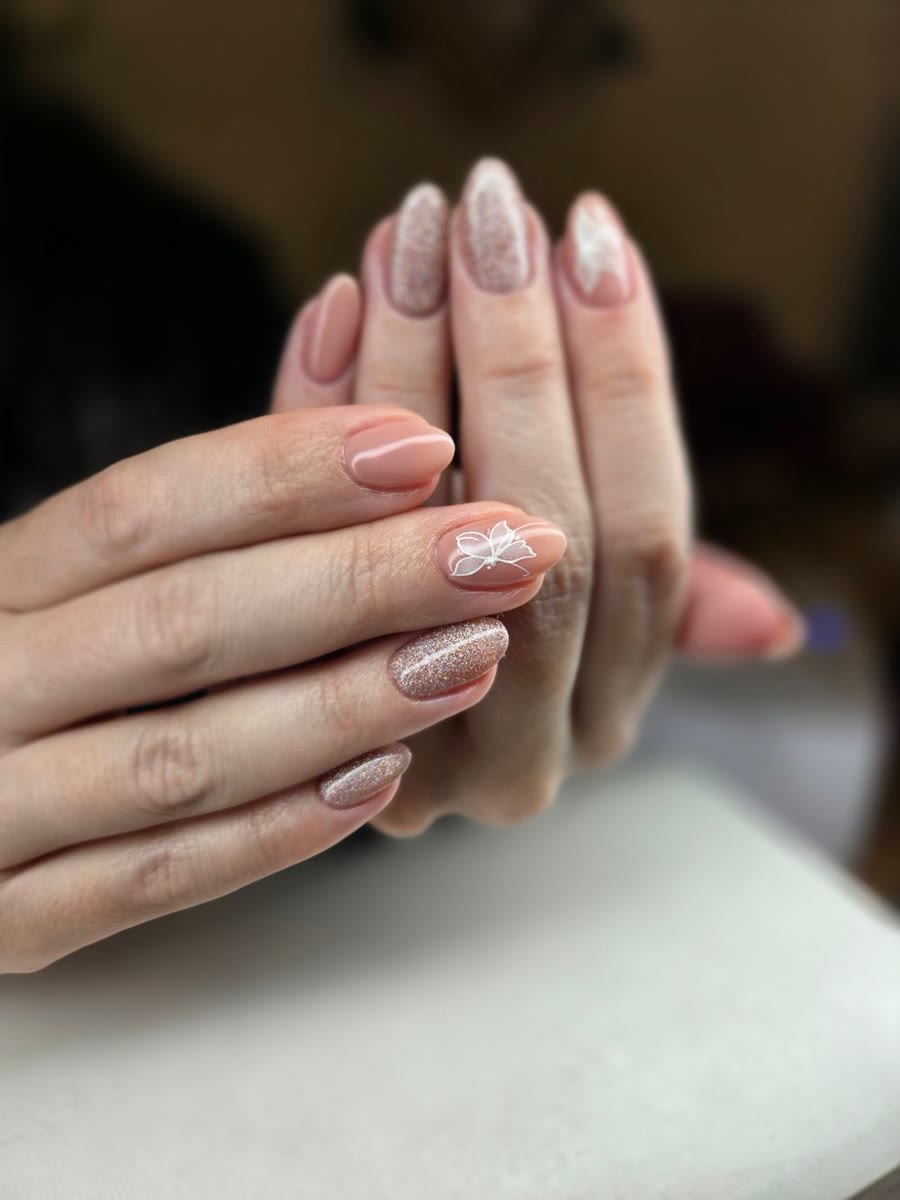 Nude Maniküre mit zartem Schimmer