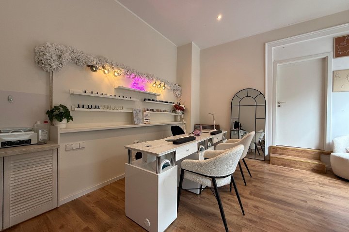 Heller Studioraum von Shape Nails mit Cremetönen, Holzboden und Sesseln