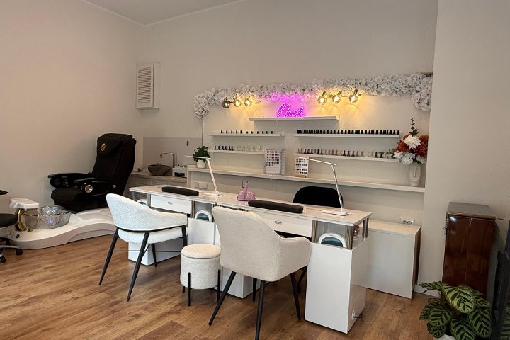 Detail im Studio von Shape Nails mit floraler Deko und warmem Licht